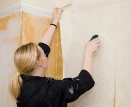 Verblüffend wie einfach es gehen kann! Dank diesem Trick holst du deine alte Tapete in nur wenigen Sekunden von der Wand