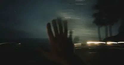浜辺で眠りこけた少女に何が起こったのか？