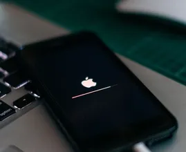 Zó zorg je ervoor dat de zoekbalk op je iPhone weer bovenaan staat
