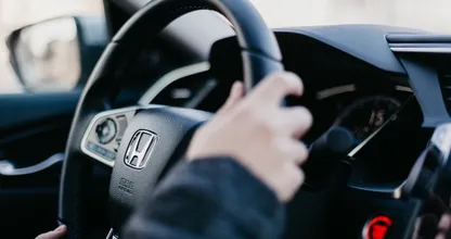 Dronken vrouw met zes kinderen in de auto door politie van de weg geplukt