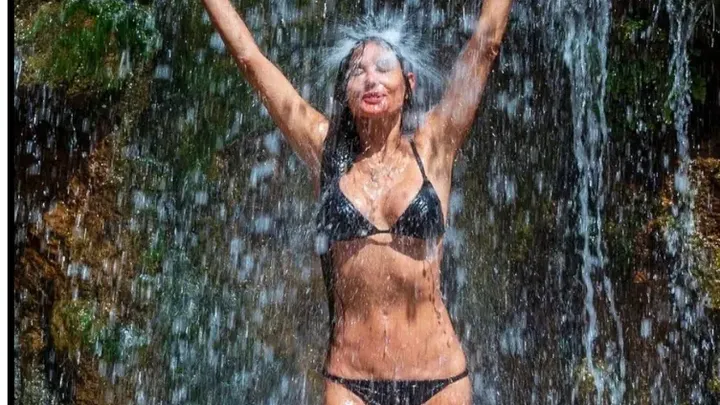 Διασημότητες άνω των 40 ετών που ροκάρουν τα μπικίνι τους