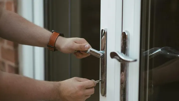 Police warns holidaymakers about pieces of plastic in their doors