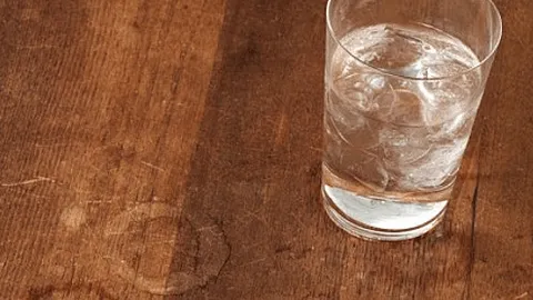 Onderzetters vergeten? Zo haal je die waterkringen uit je houten tafel