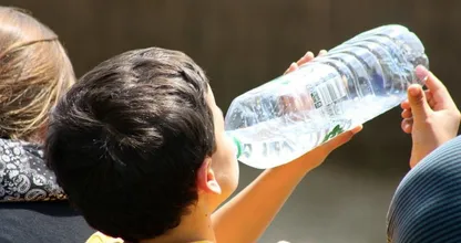 Zo zorg je ervoor dat je kind voldoende water drinkt tijdens deze hitte