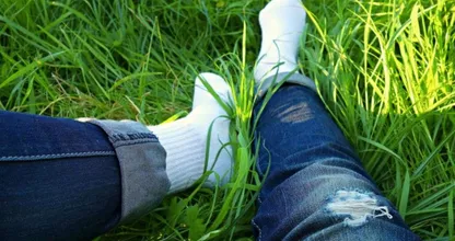 Grasfleck in der Jeanshose? Keine Panik, so wäscht es sich gleich wieder raus!