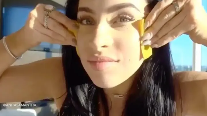 Esta mulher esfrega uma casca de banana em seu cabelo e rosto todos os dias e este é o motivo surpreendente!