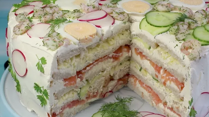 Lecker! Diese enorm große, herzhafte und cremig saftige Sandwich-Torte wird deiner ganzen Familie gefallen!