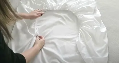 Deze video laat zien hoe je een hoeslaken in 30 seconden opvouwt