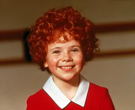 Erinnert ihr euch an Annie aus dem Filmmusical? So sieht der freche Rotschopf heute aus!