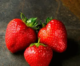 Che schifo: dopo aver visto questo video non mangerai mai una fragola senza averla lavata