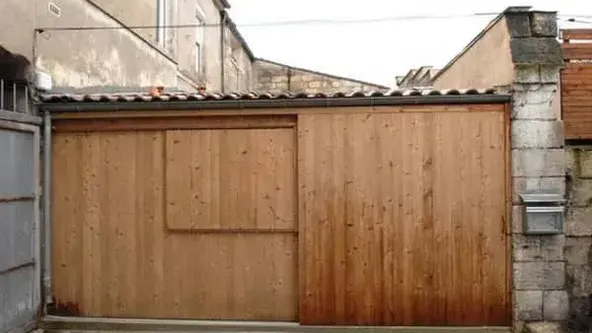 Myślisz, że to zwykły garaż, ale poczekaj, aż zobaczysz jego wnętrze!