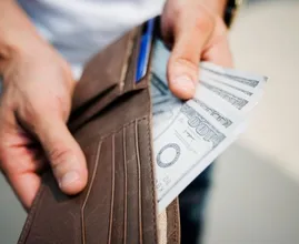 Man verliest portemonnee en krijgt hem terug met meer geld erin