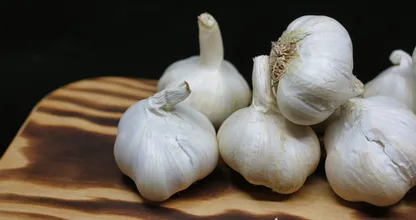 Kooktip: zo pel je knoflook supersnel