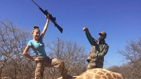 UPDATE: twaalfjarige Aryanna poseert met dode giraffe en krijgt doodsbedreigingen. Dit is haar reactie!