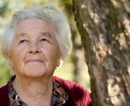 Starsza kobieta (89) zostaje odrzucona z klasy biznesowej, ale potem dowiadują się, kim naprawdę jest.