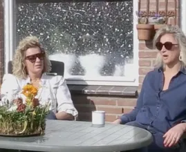 Kijkers Steenrijk, Straatarm niet te spreken over 'rijke' vriendinnen