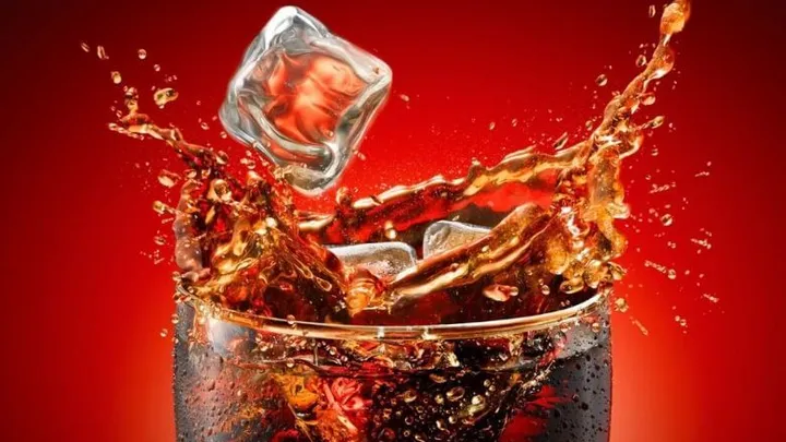 Lei versa mezzo litro di Cola nel gabinetto, quello che succede dopo è davvero bizzarro! Dovresti provarlo anche tu!