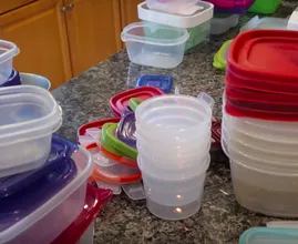 Dokters waarschuwen ouders voor eten uit plastic voorraaddozen