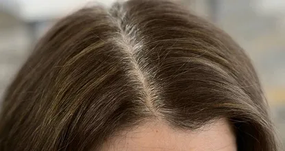 Vergeten je haar te verven? Dit last minute trucje verbergt je grijze uitgroei