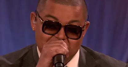 Heb je hem ooit zonder zonnebril gezien? Het staat hem veel beter toch?