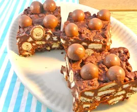 Für diesen gigantischen Malteser-Schokoladenkuchen brauchst du noch nicht einmal einen Ofen! Das ist mal ein Kuchen!
