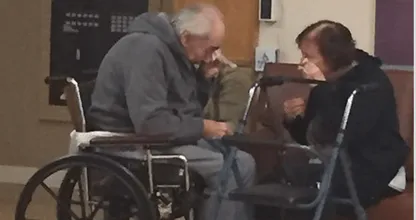 VIDEO: Belachelijk!! Bejaard koppel na 62 jaar gedwongen uit elkaar gehaald, dit kan toch niet?