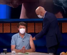 Beau laat zich live op tv vaccineren: ‘Ik vind het een eer’