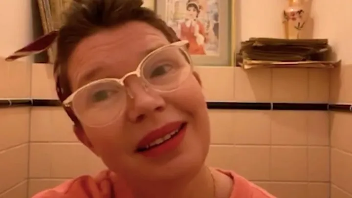 Heerlijke humor: Tjitske Reidinga maakt quarantainevlog vanaf toilet