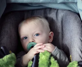 Hoogleraar legt uit: Hoe kan het dat ouders hun kind in een snikhete auto vergeten?