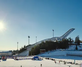 Airbnb vermietet ein gläsernes Penthouse auf der Spitze einer Skischanze! Die unglaublichen Bilder davon musst du sehen!