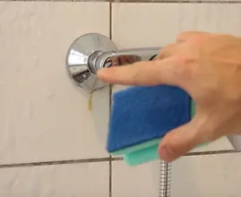 So einfach kannst du also deine Dusche sauber bekommen! Hätten wir das man früher gewusst.