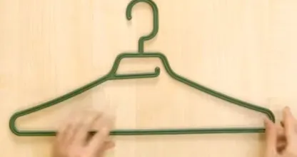 Warum du dir sofort einen Kleiderbügel in die Küche hängen solltest