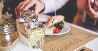 1 Liter, 2 Liter? Wie viel Wasser am Tag benötigt dein Körper wirklich?!