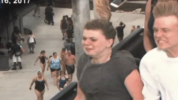 Zie jij wat er fout gaat op deze foto van een stel in de achtbaan? Goed kijken...