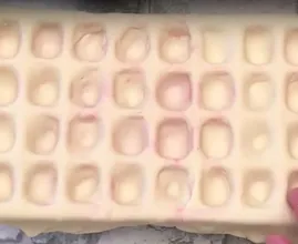 Lege Blätterteig über eine Eiswürfelform und das köstliche Ergebnis wird dich umhauen