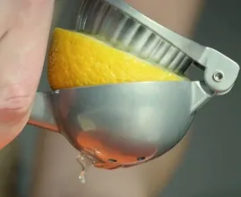 This is what you're doing wrong when you're squeezing a lemon