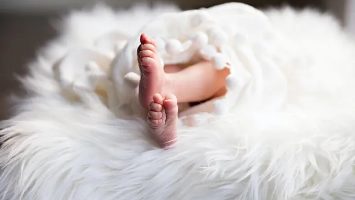 Mulher acha que tem pedras nos rins, mas acaba grávida de trigêmeos