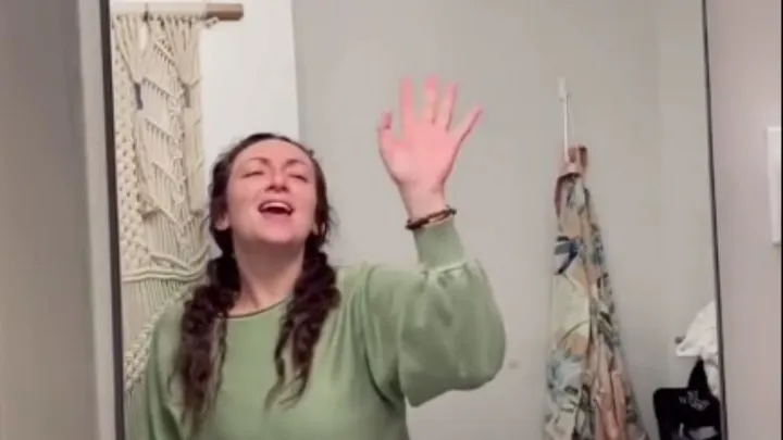 Toen deze vrouw haar badkamerspiegel van de wand haalde, onthulde ze een duister geheim
