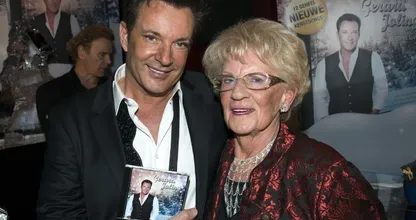 Gerard Joling zet jarige moeder in het zonnetje: 'Gezegend met zo'n lieve moeder'
