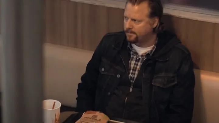 Jugendliche schikanieren Jungen bei Burger King und bemerken den Mann auf der Bank nicht
