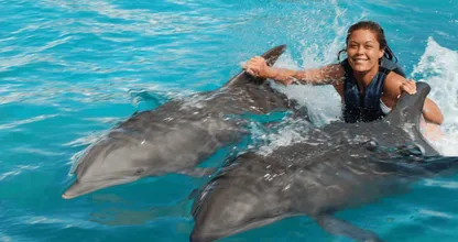 VIDEO: Dit had deze vrouw vast niet verwacht toen ze een dolfijn ontmoette...dit is hilarisch!