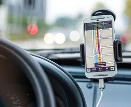 Nieuwe uitspraak gerechtshof: automobilist mag mobiele telefoon niet vasthouden, maar wél aanraken in de auto