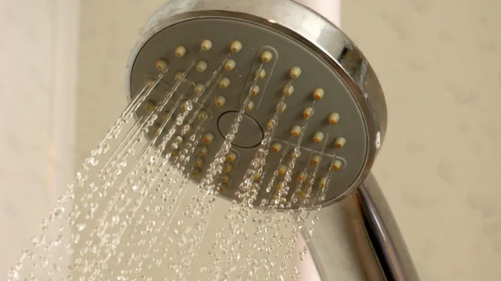 Esto le sucede a tu cuerpo si no te duchas por dos días