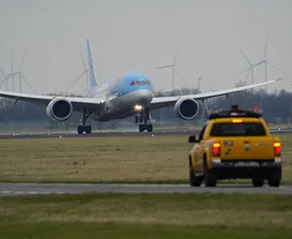 Marechaussee arresteert meer dan 100 klimaatactivisten na blokkade op Schiphol