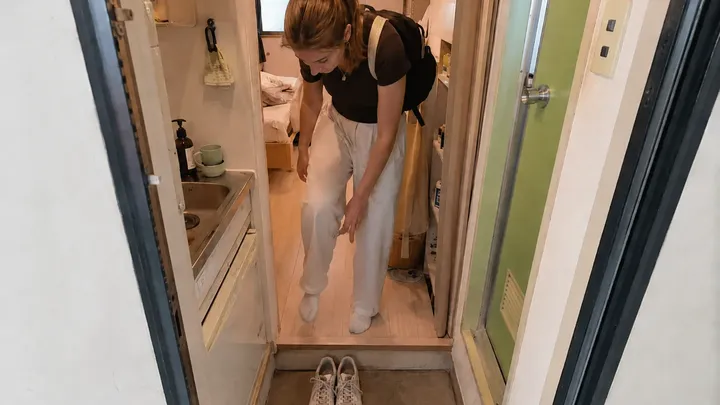 Student mieszka w najmniejszym apartamencie w Japonii za 300 dolarów miesięcznie - nigdy nie widzieliśmy czegoś podobnego!