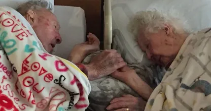 Wat deze 100-jarige man bij zijn stervende vrouw doet is zo hartverscheurend... Dit moet je echt zien!