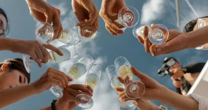 Aha: dit is waarom alcohol drinken vaak wordt gezien als 'gezellig'