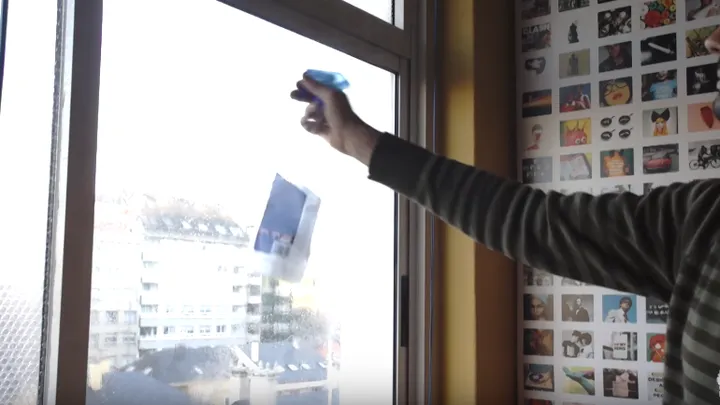 ¿Demasiado frío por dentro? ¡Pega ESTO en tus ventanas y tu casa se calentará instantáneamente! ¡Es efectivo y barato!