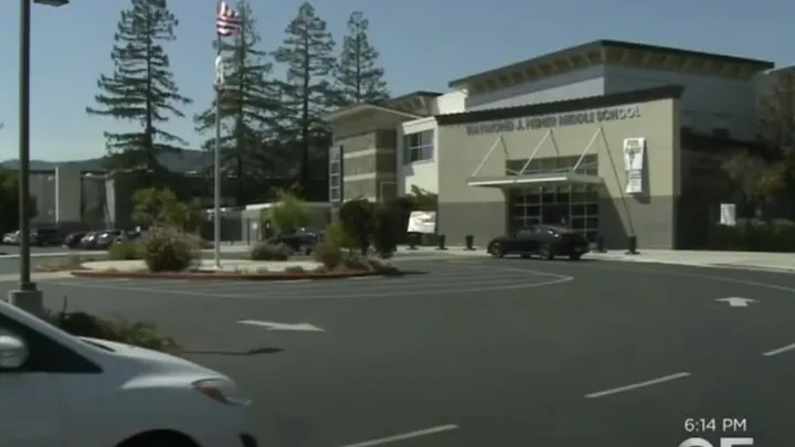 School suspends teenager for the clothes she’s wearing, her father is not pleased