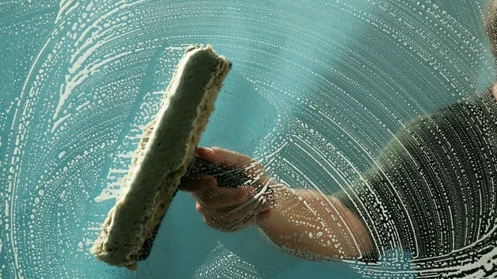 Mit diesem Trick glänzen deine Fensterscheiben wirklich wie neu